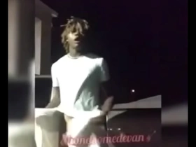Handsomedevan flashes his dick to everyone in the parking lot