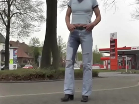 Direkt an der straße in die jeans gepisst