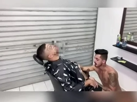 Barber shop  putao safado atendendo seu cliente com aquela atendimento especial
