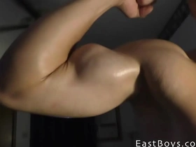 Muscle worship - flexing - dylan