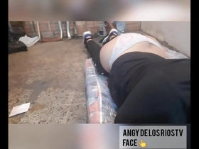 Hombre me coje rico en una bodega