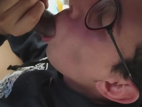 Putito colombiano comiendo verga