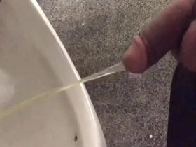 Novinho sacudo mijando sem a mão no banheiro da balada