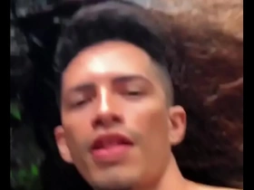 Fernandinho na cachoeira