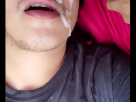Mexicano haciendo cruising en el carro con su amigo