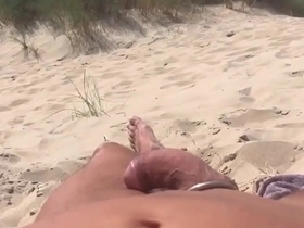 Se exibindo na praia enquanto as pessoas passam, masturbando e gozando ( completo no red)