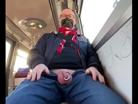 Je montre ma bite percée dans le métro parisien