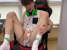 Gamer jerking his 9 inch dick / use 2 hands / big cum / monster cock/