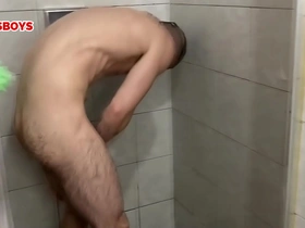 Garoto safadinho foi tomar banho na casa da amiga e acabou gozando gostoso - assista  completo no red